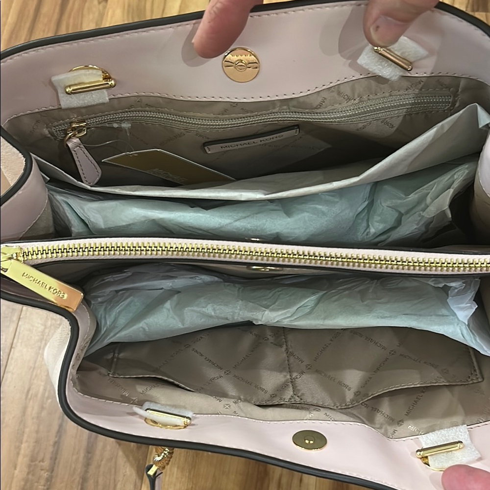 Michael Kors Pink Shoulder Bag with Gold Hardware - Picture 4 of 6